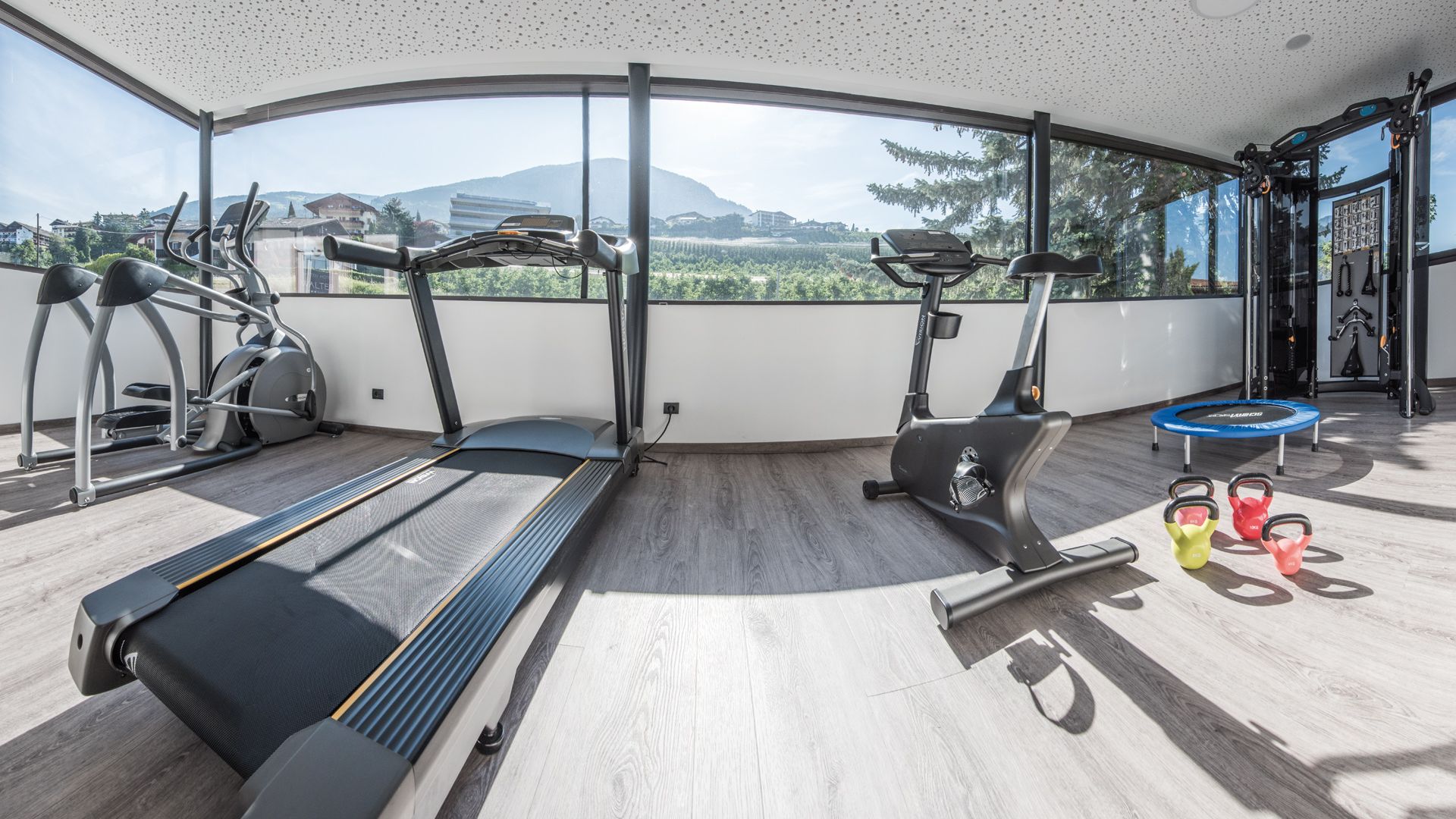 Fitnesshotel in Schenna mit Panorama Fitnessraum oberhalb von Meran in Südtirol